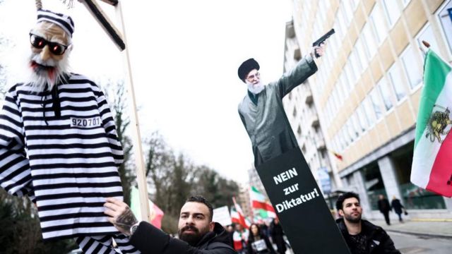 مترسک خامنه‌ای به دار کشیده شده
