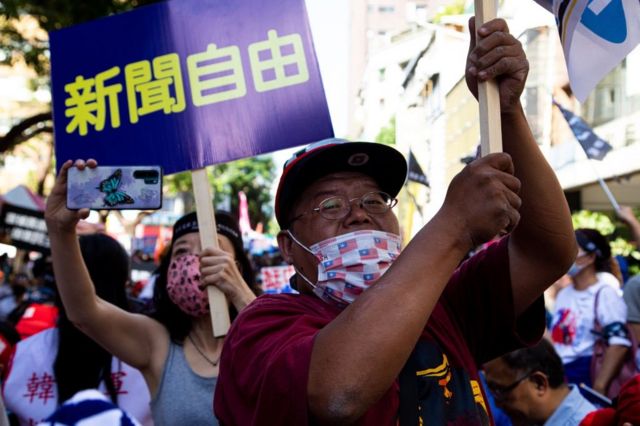 中天电视的支持者手举“新闻自由”标牌表达抗议。