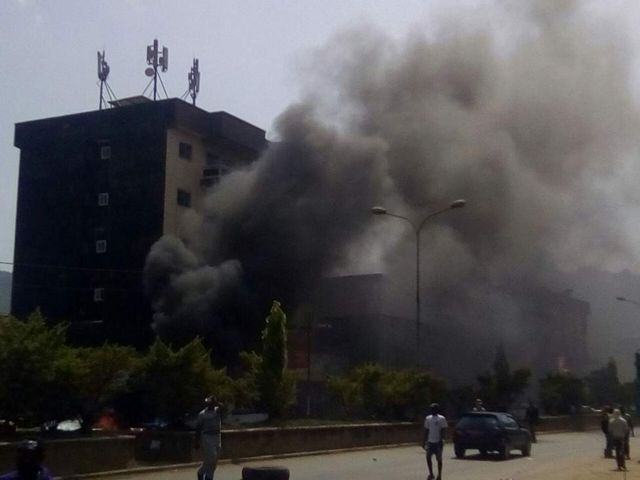 La ville de Bamenda enflammée et enfumée par les manifestations.