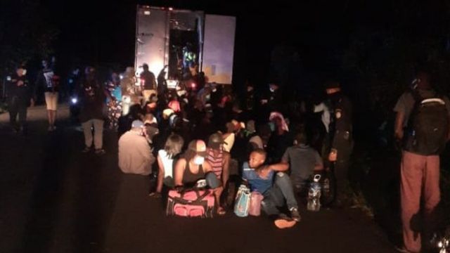 Imigrantes resgatados pela polícia da Guatemala no sábado