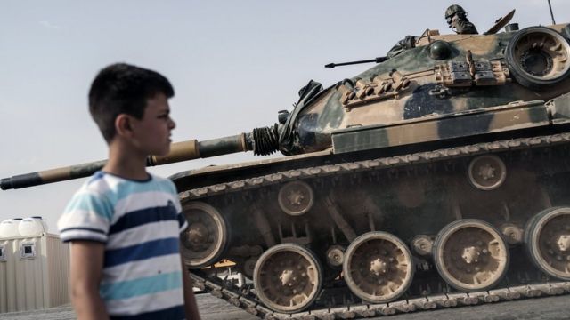 Oğlan sərhəd Qarqamış şəhərindən keçən türk tanklarının izləyir (25 August 2016)