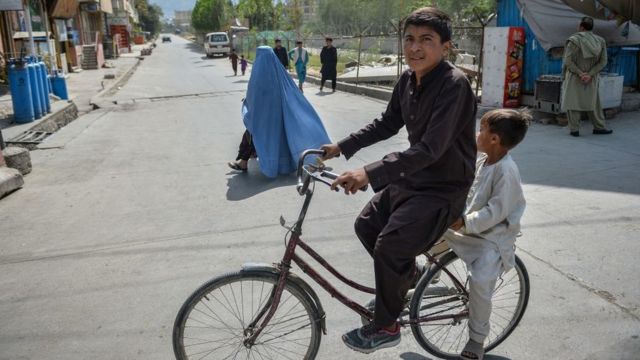 Un hombre con un niño en bicicleta