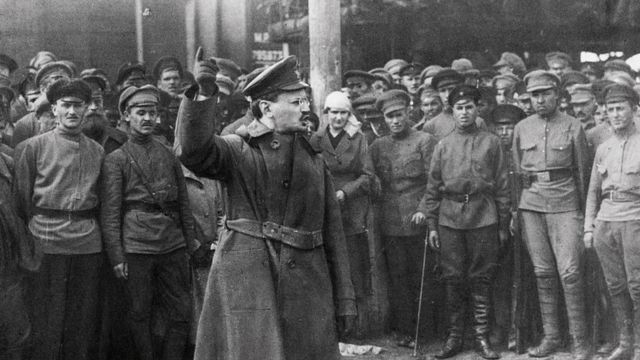 León Trotsky dirigiendo a sus soldados bolcheviques.