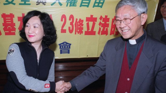 Chen Rijun (right) shaking hands with Ye Liu Shuyi (left) (23/11/2002)