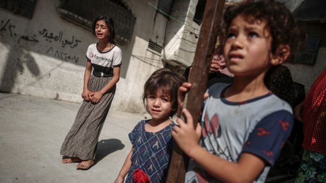 الخوف على وجوه أطفال فلسطينيين في غزة بعد غارة إسرائيلية