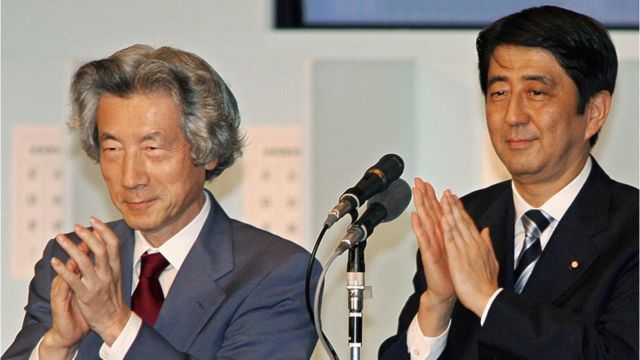 安倍晋三（右）与小泉纯一郎（左）（20/9/2006）