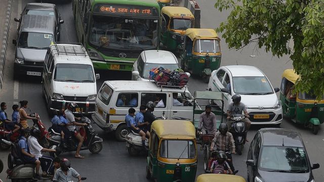 O trânsito é intenso em Nova Déli