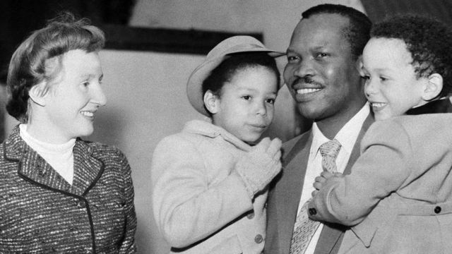 Seretse Khama y Ruth Williams con sus hijos.