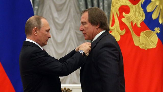 Tổng thống Nga Vladimir Putin (trái) trao huy chương cho doanh nhân và nghệ sĩ cello Sergei Roldugin (phải) ngày 22 tháng 9 năm 2016