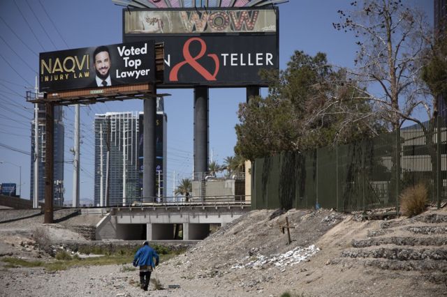 Un hombre camina por un canal frente al casino Rio en Las Vegas, Nevada, Estados Unidos, el 29 de abril de 2023.