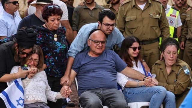 La familia del soldado franco-israelí Eli Valentin Ghenassia, asesinado en el kibutz Beeri el 7 de octubre, llora en su funeral