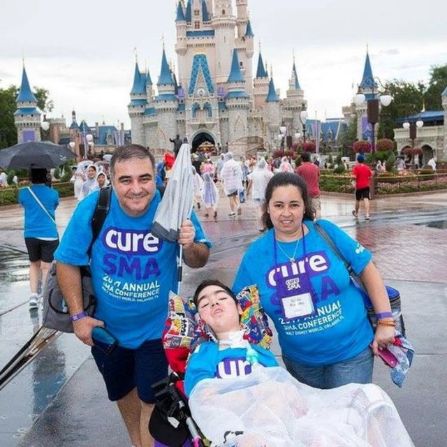 Pablo Correa, su esposa Silvia y Santi en Disney en Florida