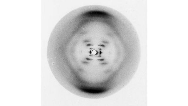 "Foto 51": Imagen de la difracción con Rayos X de una molécula de ADN, realizada en 1951 por Rosalind Franklin y Raymond Gosling.