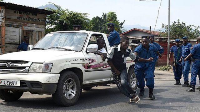 La police burundaise procédant à une interpellation