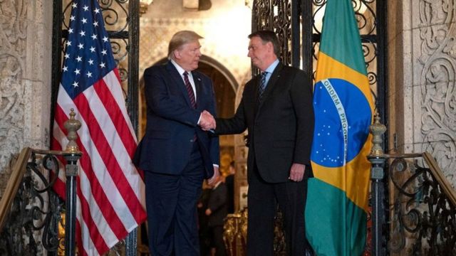 Jair Bolsonaro e Donald Trump se cumprimentam