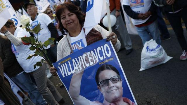 Una mujer con una pancarta de la campaña de Villavicencio. 