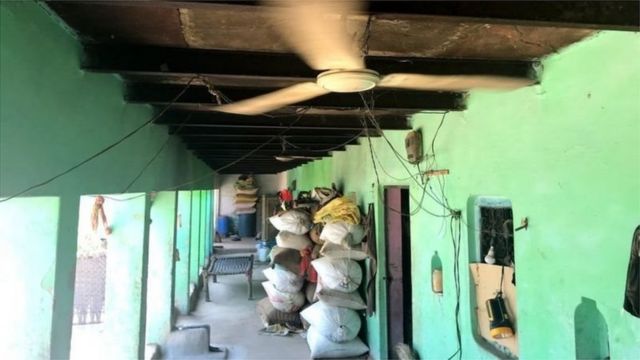 गांव में अभियुक्तों का घर