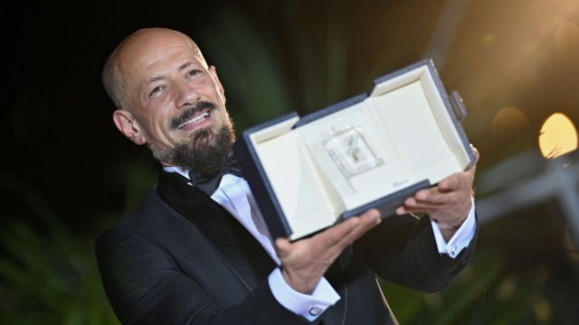 المخرج طارق صالح يتسلم جائزة أفضل سيناريو عن فيلم "ولد من الجنة"