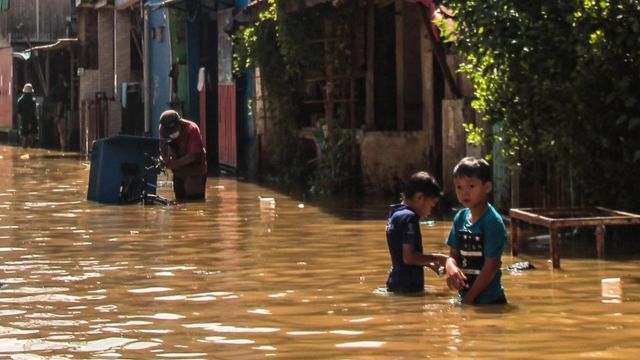 बाढीमा खेल्दै इन्डोनेशियाका बालबालिका
