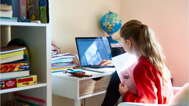 Menina tendo aula remota no laptop