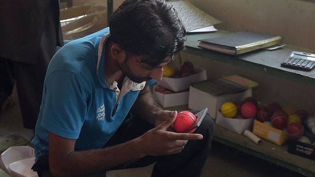 پاکستان میں گلابی گیند کی تیاری