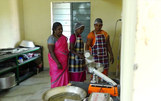 கைகொடுத்த கறவை மாடுகள்:  சுய தொழிலில் முன்னேறும் பெண்கள்