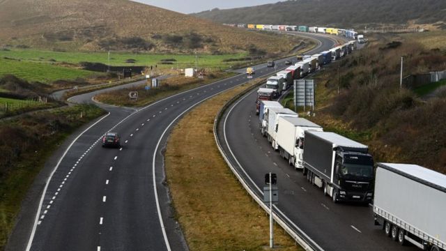 Larga fila de camiones con suministros en Reino Unido.
