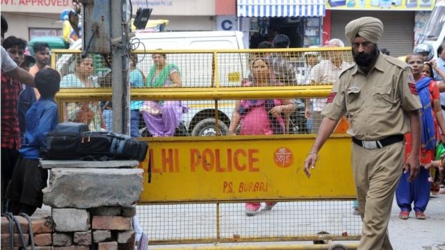 Indijci se okupljaju u blizini kuće u kojoj je pronađeno 11 mrtvih članova porodice u Delhiju, u Indiji, 2. jul 2018.