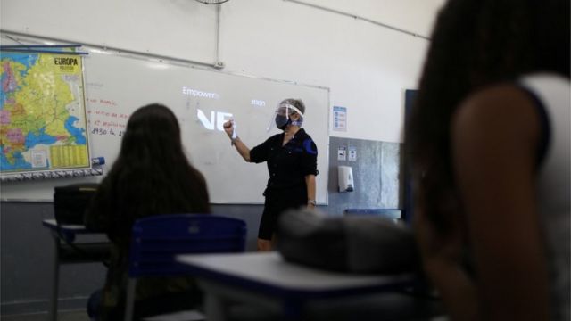 Aula presencial com turma reduzida em escola do Rio, em novembro; uma pequena parcela de estudantes retornou à escola neste ano