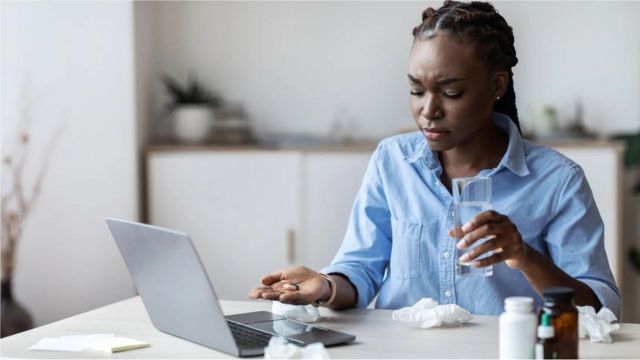 يقول الخبراء إن بعض العاملين يرون أن الإفصاح عن حالتهم الصحية للرؤساء محفوف بالمخاطر