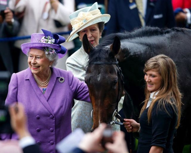 Rainha Isabel II volta a montar a cavalo depois de aparecer publicamente  com uma bengala – Observador