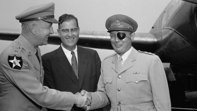 Bộ trưởng quốc phòng Israel Moshe Dayan (phải) bắt tay Thiếu tướng Robert Young của Hoa Kỳ