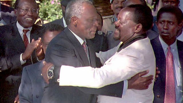 Le président angolais Jose Eduardo dos Santos (à gauche) embrasse le leader de l'UNITA Jonas Savimbi, le 6 mai 1995, lors d'une conférence de presse à Lusaka.