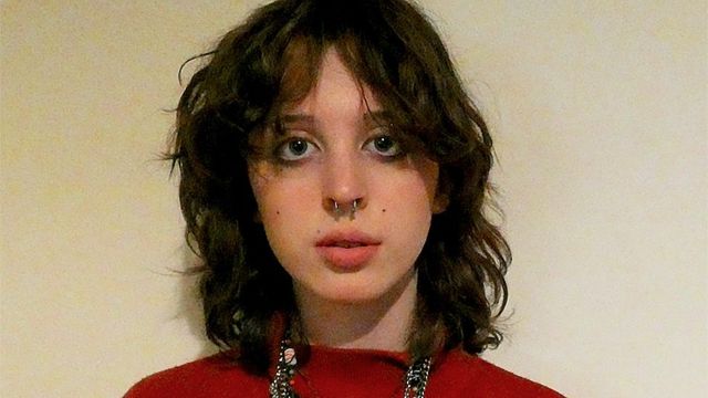 எப்போது புதிய ஸ்மார்ட்ஃபோனை வாங்கப் போகிறார் என்று அவருடைய நண்பர்கள் கேட்டுக்கொண்டே இருப்பதாக ராபின் வெஸ்ட் கூறுகிறார்