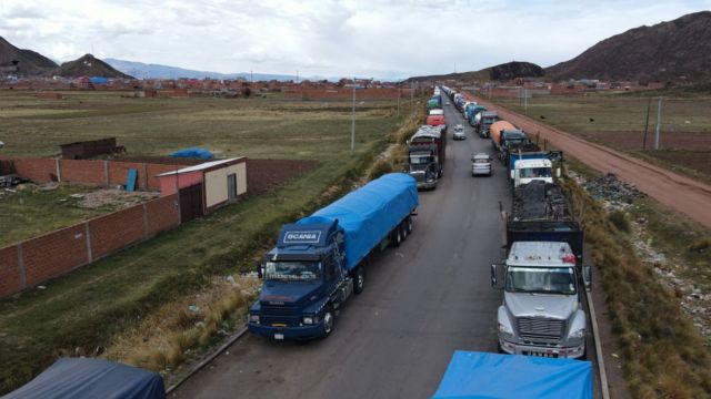 Camiones bloqueados en el paso fornterizo de Desaguadero.