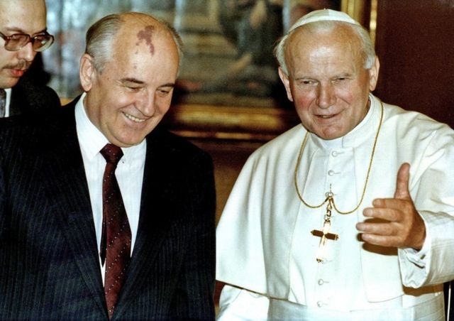 ميخائيل غورباتشوف مع البابا يوحنا بولس الثاني في الفاتيكان
