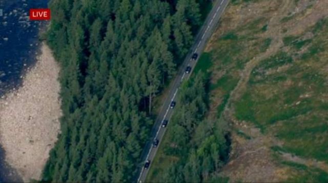 Foto aérea mostra carros na estrada