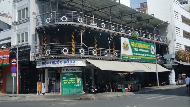 Quán bar tại giao lộ Đề Thám và Bùi Viện ngay trung tâm khu Tây ba lô một thời của Sài Gòn đã được chuyển đổi thành cửa hàng rau quả