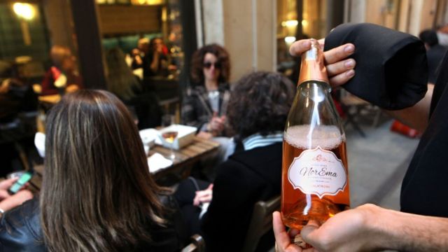 Modena'da bir garson, müşterilere şarap servisi yapıyor