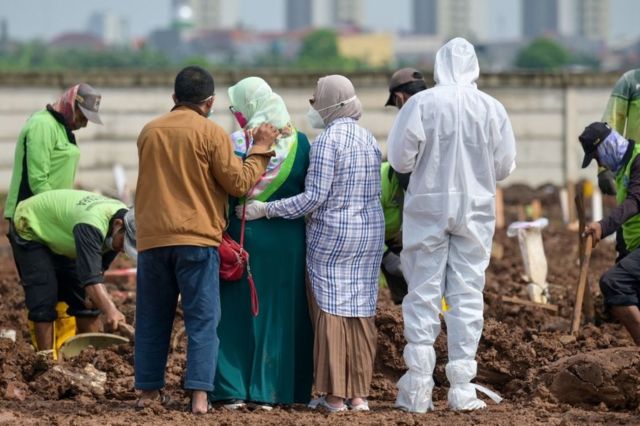 Lonjakan Covid19 dan desakan lockdown Mengapa pemerintah pertahankan