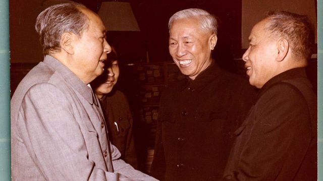 Mao Trạch Đông gặp các "đồng chí" Lê Đức Thọ và Nguyễn Duy Trinh vào năm 1973, một năm sau thì Trung Quốc đánh Hoàng Sa 