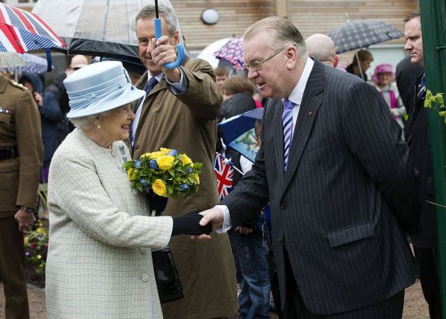 Jeff Edwards, 2012'de yeni bir ilkokul açmak için Aberfan'a geldiğinde Kraliçe'yi selamlıyor.