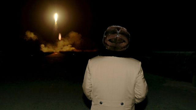 金正恩委員長はミサイルの発射実験に立ち会ってきた（写真は今年3月に朝鮮中央通信が配信した写真）