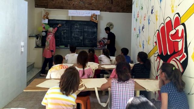 Los niños reciben clases en un salón improvisado en el antiguo local de un restaurante.
