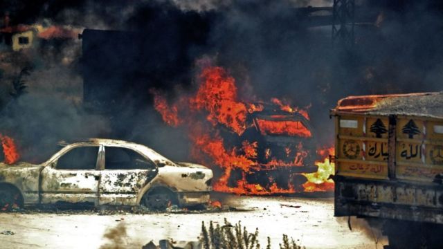 صورة لشاحنة تحرق بالقرب من منزل صاحب الخزان الذي انفجر في عكار
