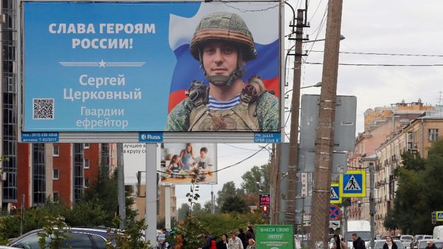 Pancarta que muestra un soldado en San Petersburgo