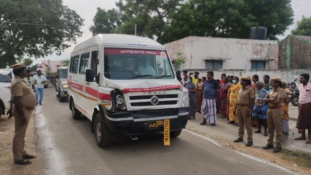 கள்ளக்குறிச்சி மாணவியின் உடலைப் பெற்றுக்கொண்ட பெற்றோர்