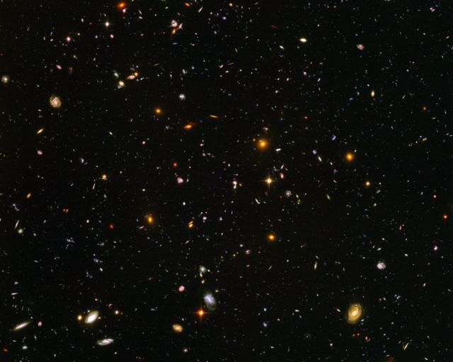 这个由近万个星系构成的图像被称为哈勃超深空（the Hubble Ultra Deep Field），由哈勃太空望远镜在环绕地球400圈后积累影像数据而成。(photo:BBC)