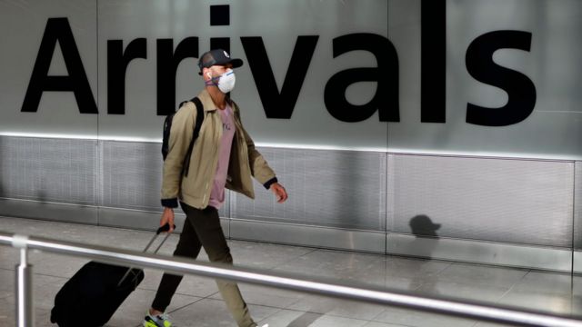 رجل يصل إلى مطار هيثرو في لندن