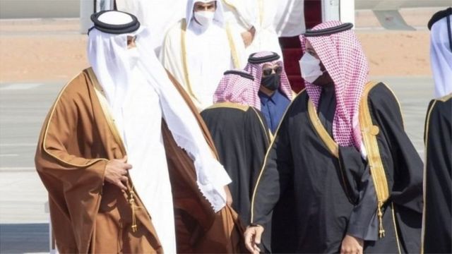 Saudi Crown Prince receives Emir of Qatar at Al-Ula airport